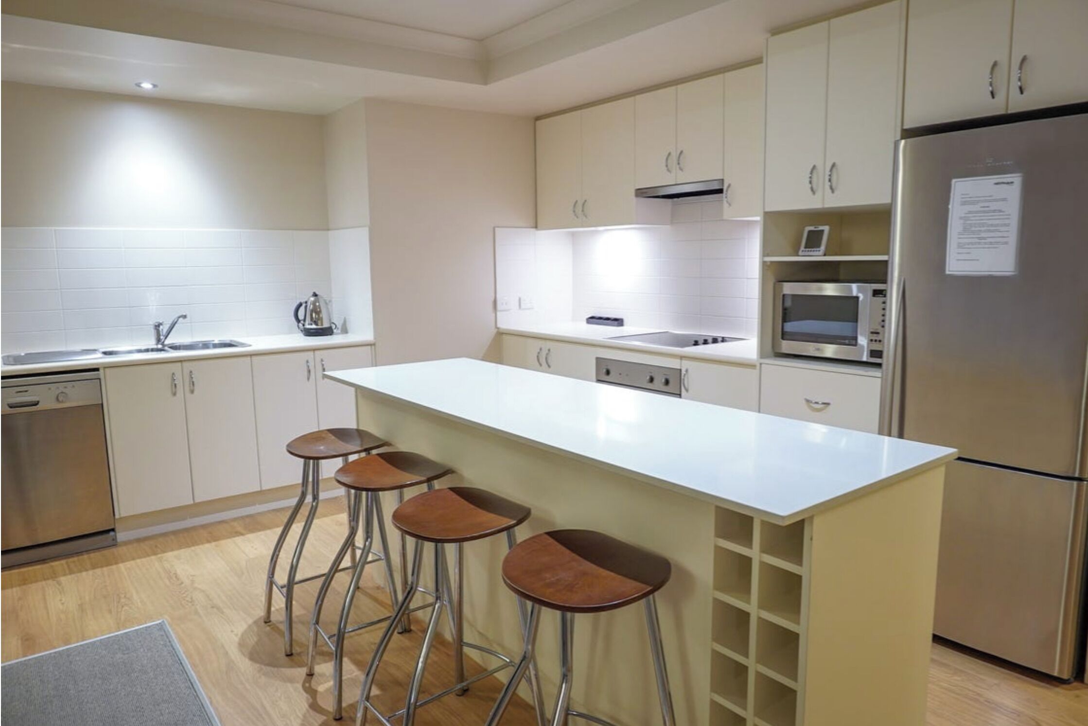 Mikrovågsugn, ugn, spishäll och diskmaskin