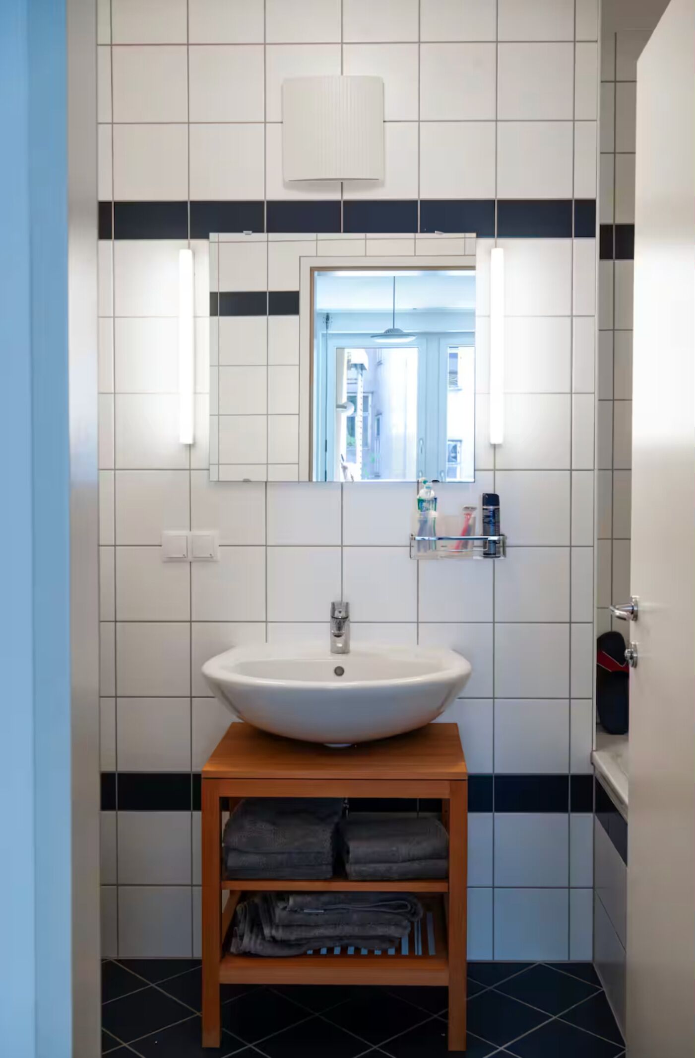 Haartrockner, Handtücher, Seife, Toilettenpapier