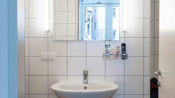 Haartrockner, Handtücher, Seife, Toilettenpapier