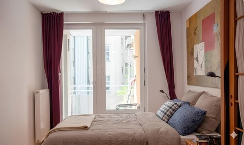 Cozy 1-bedroom luxury unit with balcony, PRIVATE SAUNA and gym