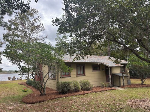 Redfish Retreat-cabin w large boathouse - 2 acres on magnificent Magnolia River!