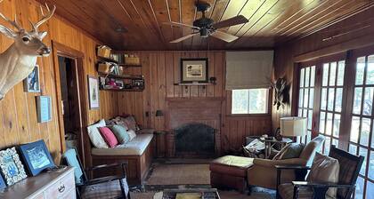Redfish Retreat-cabin w large boathouse - 2 acres on magnificent Magnolia River!