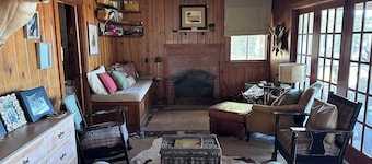 Redfish Retreat-cabin w large boathouse - 2 acres on magnificent Magnolia River!