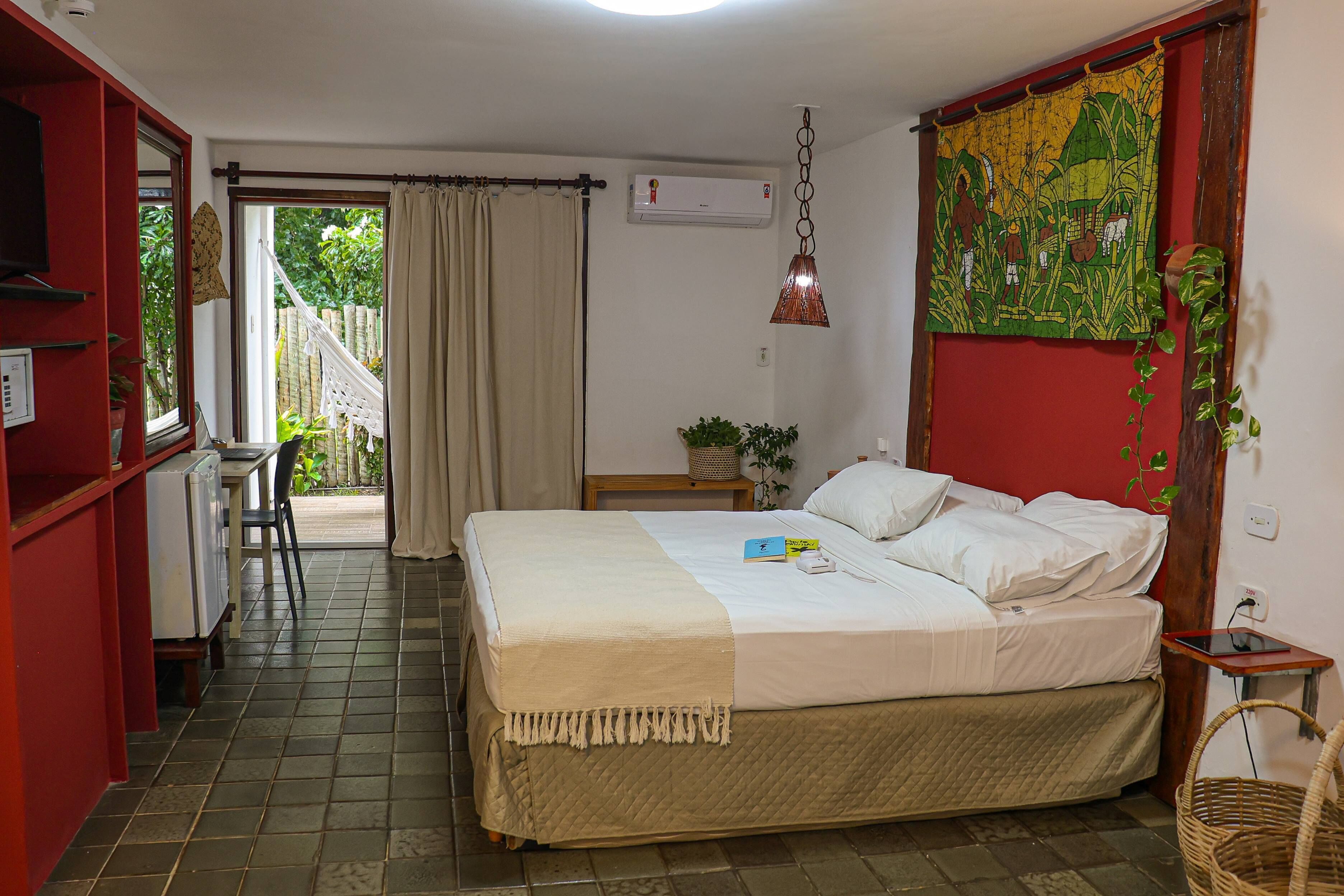 Quarto quádruplo, sacada, vista para o jardim, com acessibilidade. | In-room safe, desk, laptop workspace, blackout drapes
