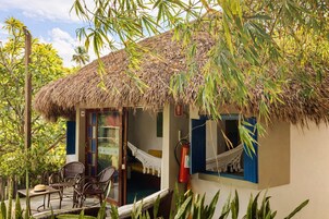 Bangalô, sacada, vista para o jardim | Terraço/pátio