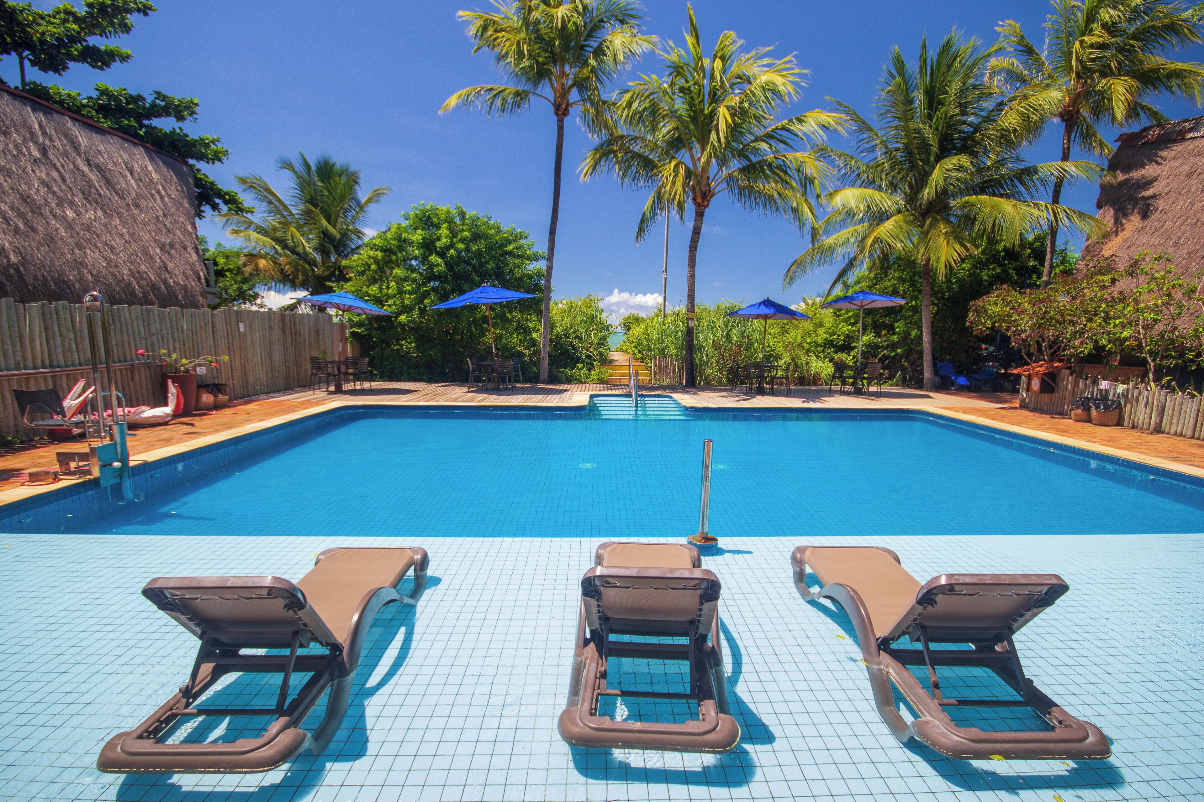 2 kolam renang outdoor, dengan payung kolam renang dan kursi berjemur