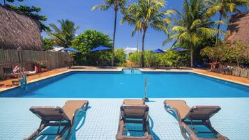 2 kolam renang outdoor, dengan payung kolam renang dan kursi berjemur