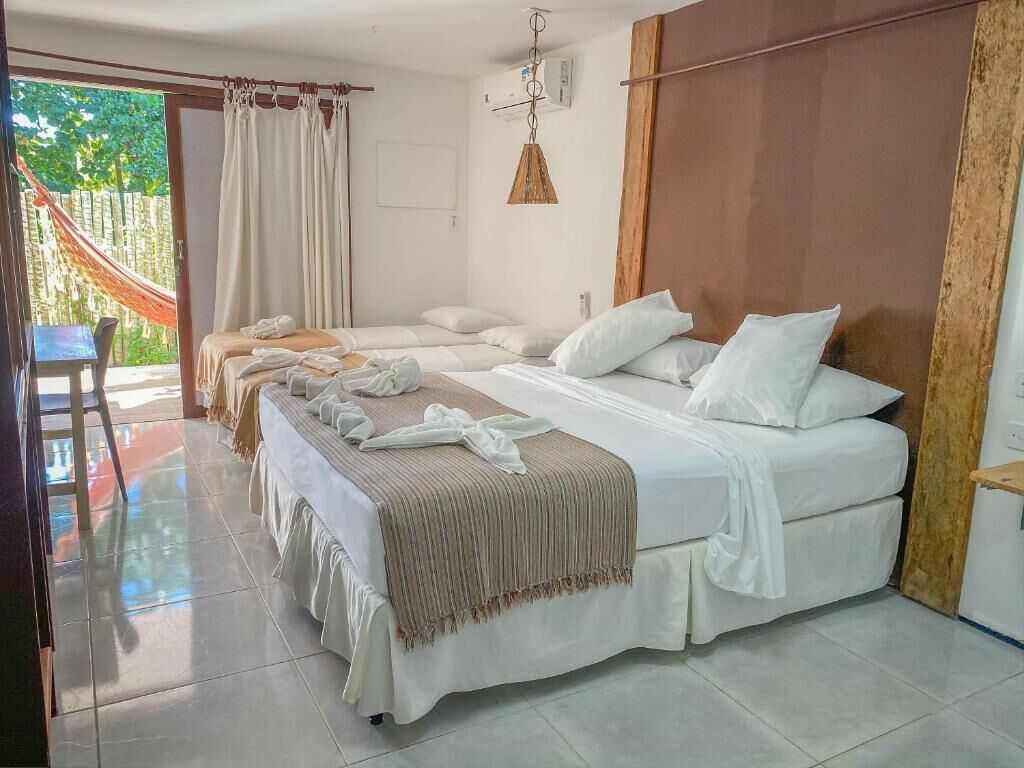 Quarto quádruplo, sacada, vista para o jardim | Cofres nos quartos, escrivaninha, espaço de trabalho para notebook