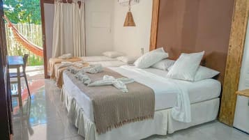 Quarto quádruplo, sacada, vista para o jardim | Cofres nos quartos, escrivaninha, espaço de trabalho para notebook