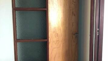 Quarto quádruplo, sacada, vista para o jardim | Parte interna