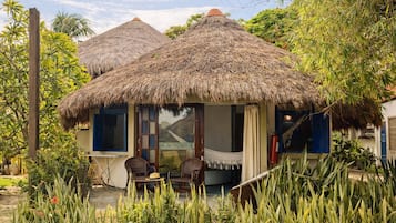 Bangalô, sacada, vista para o jardim | Terraço/pátio