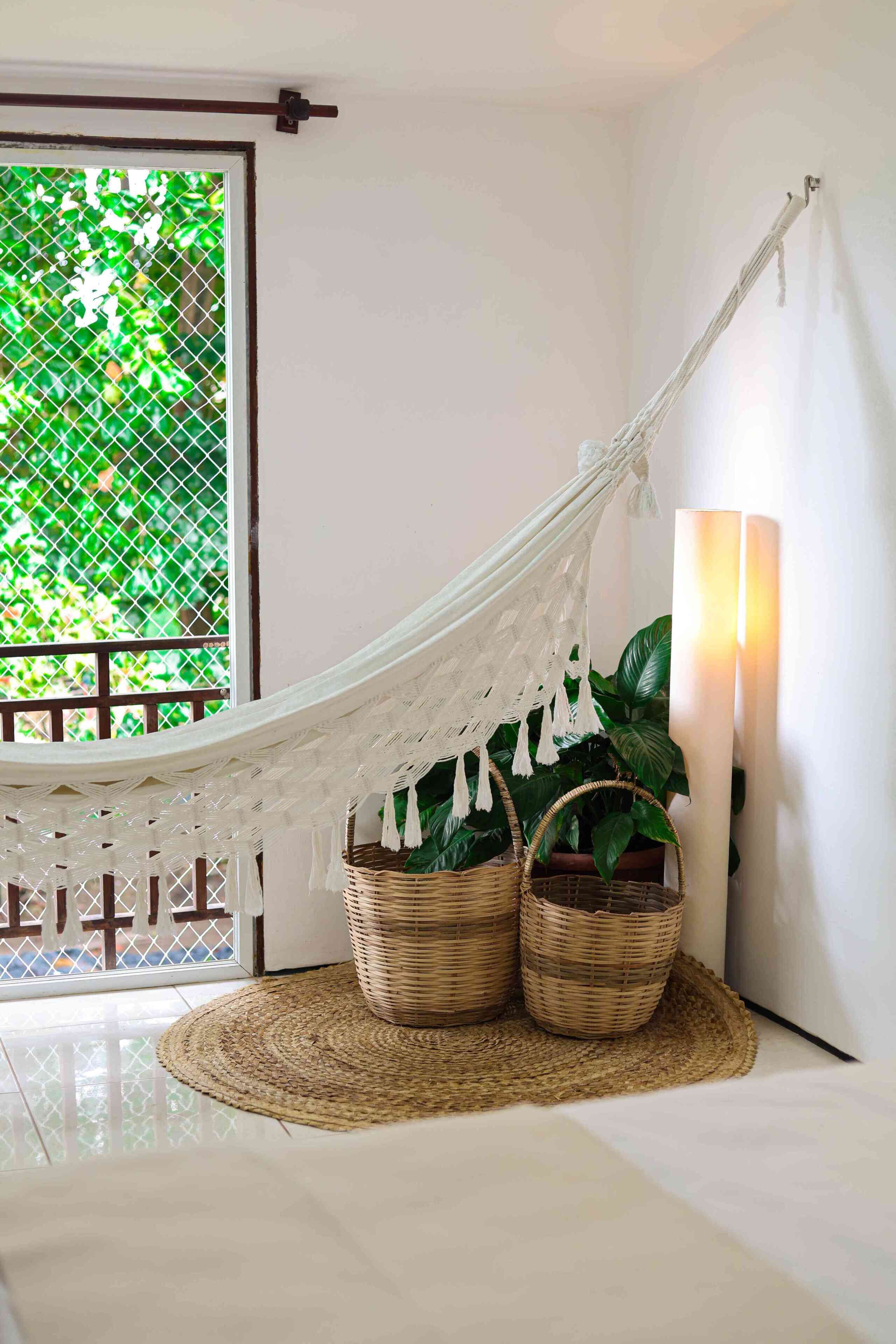 Quarto quádruplo, vista para o jardim | Cofres nos quartos, escrivaninha, espaço de trabalho para notebook