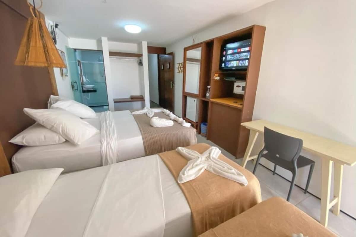 Værelse til 4 personer - balkon - udsigt til have | Pengeskab på værelset, skrivebord, arbejdsområde til bærbare computere