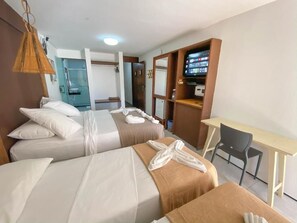 Habitació quàdruple, balcó, vistes al jardí | Caixa forta a l'habitació i escriptori 