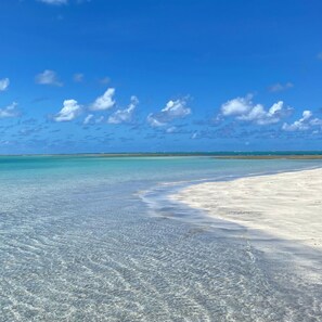 På stranden, hvidt sand, snorkling, strandbarer