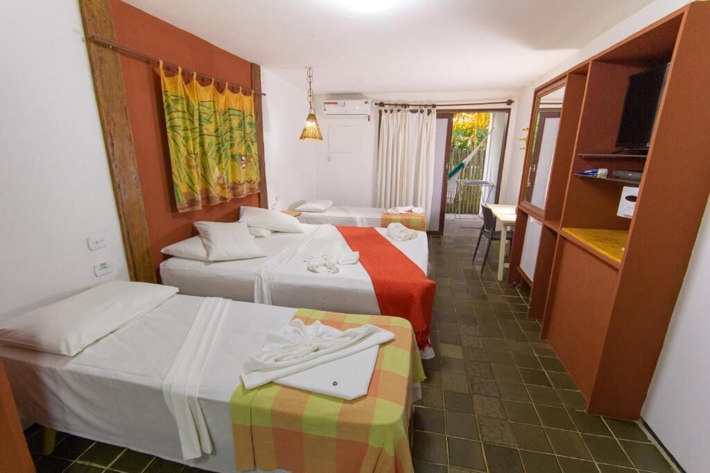 Værelse til 4 personer - balkon - udsigt til have | Pengeskab på værelset, skrivebord, arbejdsområde til bærbare computere