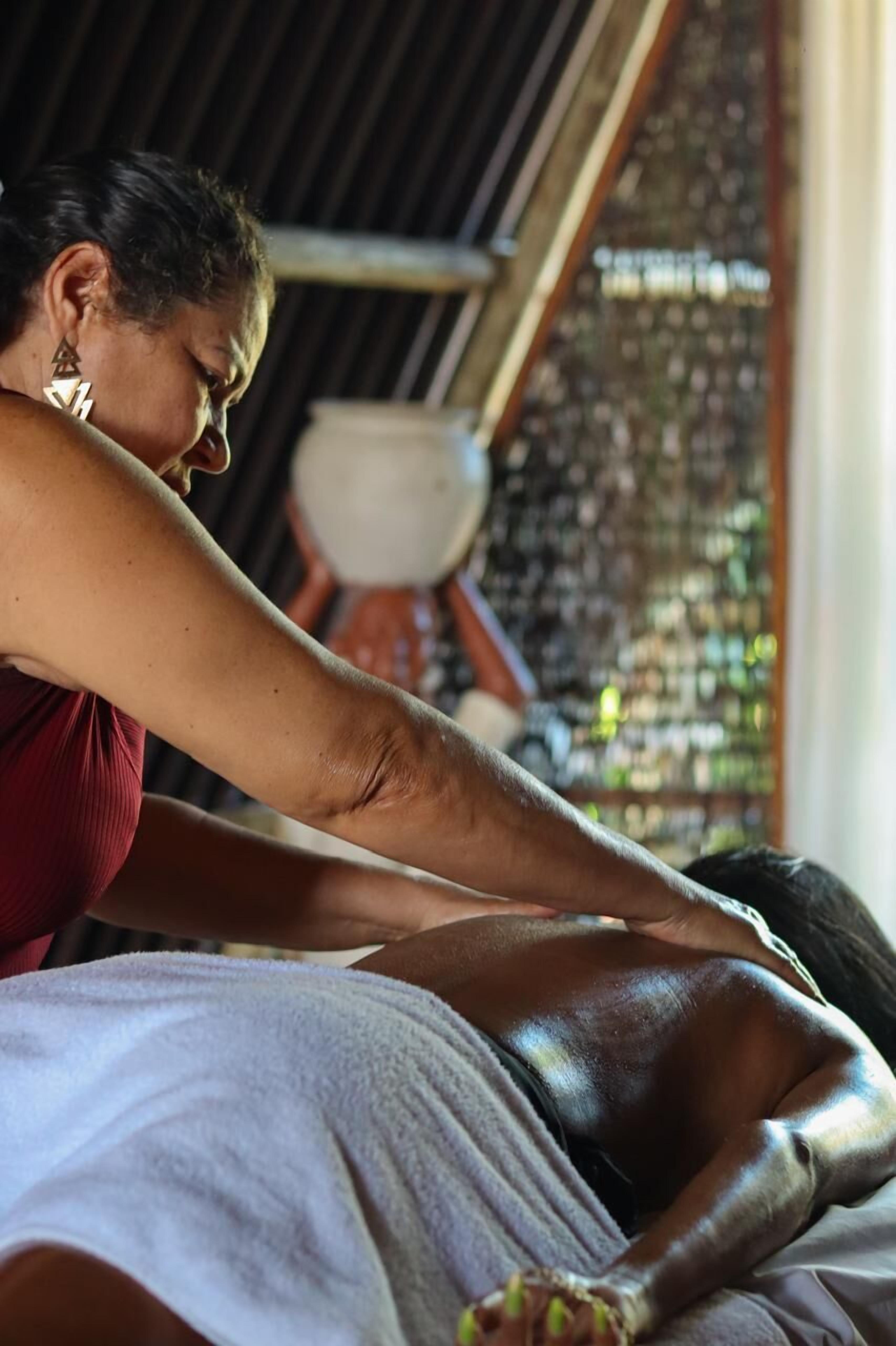 Pijat dengan batu panas dan pijat