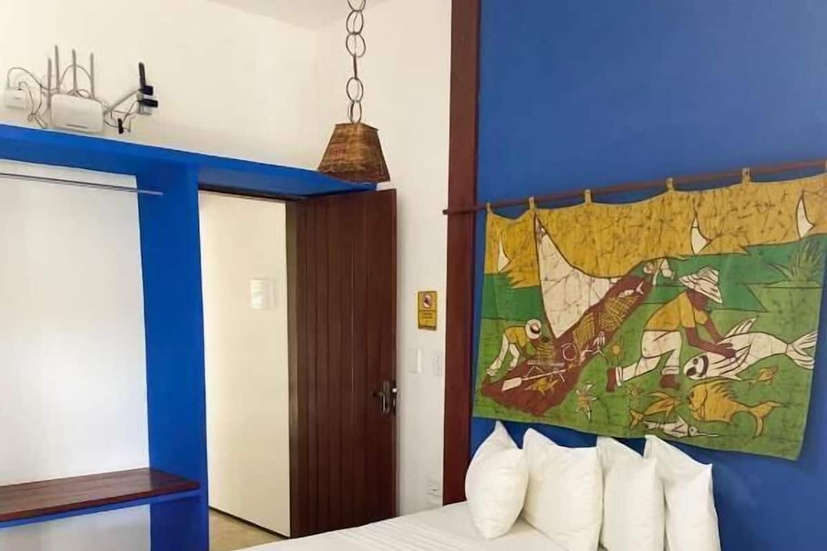 Suite - balkon - udsigt til have | Pengeskab på værelset, skrivebord, arbejdsområde til bærbare computere