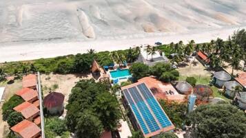 Na praia, areia branca, bar na praia