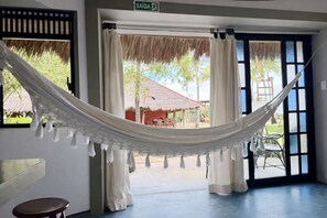 Bungalow, balcon, vue sur le jardin | Aire de séjour | Téléviseur connecté de 32 po avec chaînes spécialisées