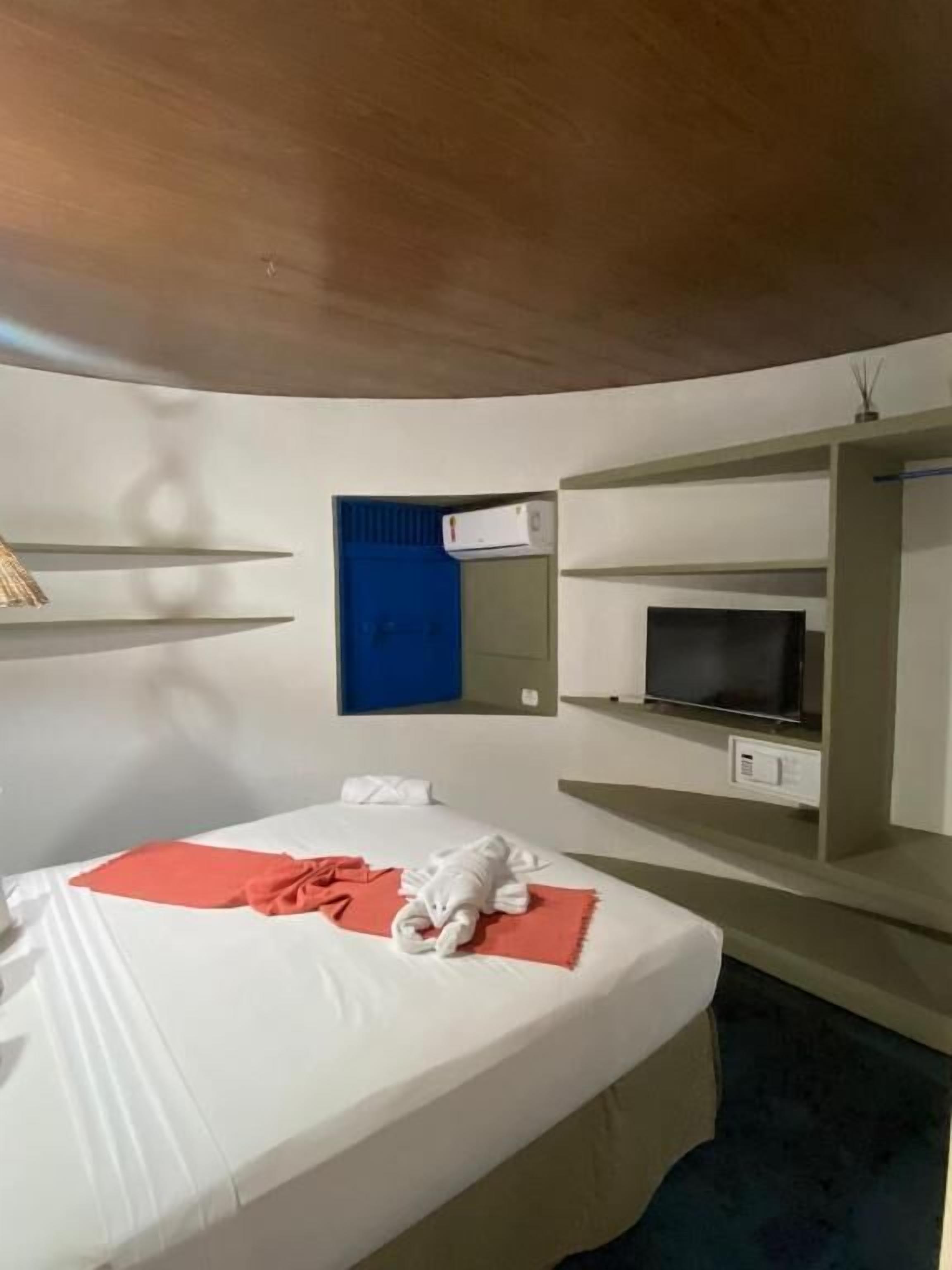 Bungalow - balkon - udsigt til have | Pengeskab på værelset, skrivebord, arbejdsområde til bærbare computere