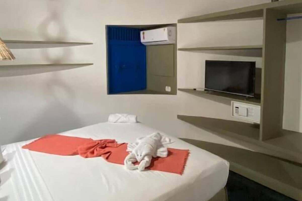 Bungalow - balkon - udsigt til have | Pengeskab på værelset, skrivebord, arbejdsområde til bærbare computere