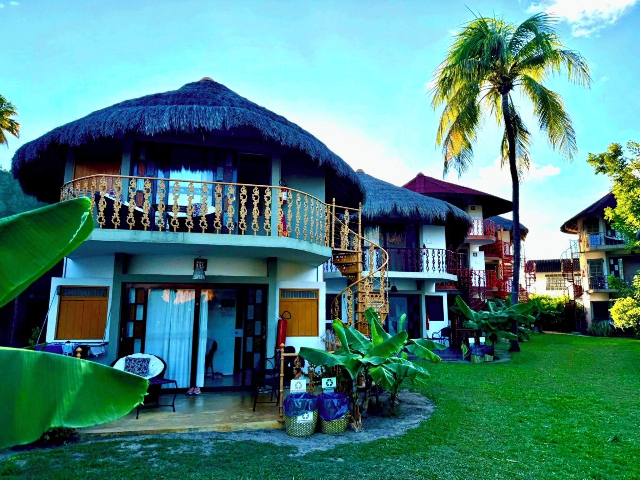 Bungalow - balkon - delvis havudsigt | Pengeskab på værelset, skrivebord, arbejdsområde til bærbare computere