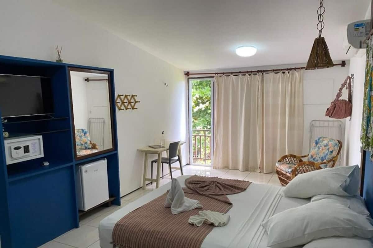 Standardværelse til 4 personer - udsigt til have | Pengeskab på værelset, skrivebord, arbejdsområde til bærbare computere