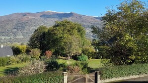 A mountain with a clear sky, surrounded by greenery and a wooden fence. - Mountain house 8 persons 4 épis with Sauna (Arcizans-Avant)