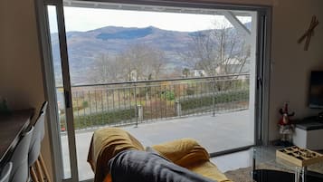 Télévision, table de tennis de table, livres