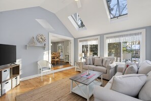 Smart TV, fireplace, books - Walk to Beach&Town! 4 Bedrooms|Riverfront|Pet Friendly|Arcade game (Kennebunk)