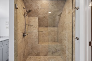 Shower, towels - Walk to Beach&Town! 4 Bedrooms|Riverfront|Pet Friendly|Arcade game (Kennebunk)
