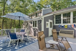 Outdoor dining - Walk to Beach&Town! 4 Bedrooms|Riverfront|Pet Friendly|Arcade game (Kennebunk)