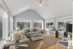 Smart TV, fireplace, books - Walk to Beach&Town! 4 Bedrooms|Riverfront|Pet Friendly|Arcade game (Kennebunk)