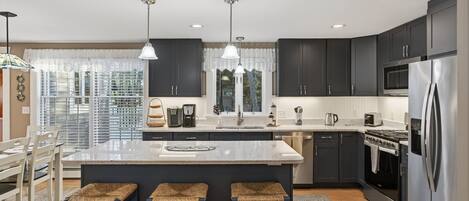 Jääkaappi, mikroaaltouuni, uuni, liesi