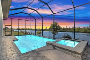 Una piscina al aire libre, una piscina climatizada