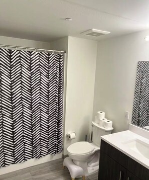 Secadora de cabello, toallas, jabón, papel de baño 