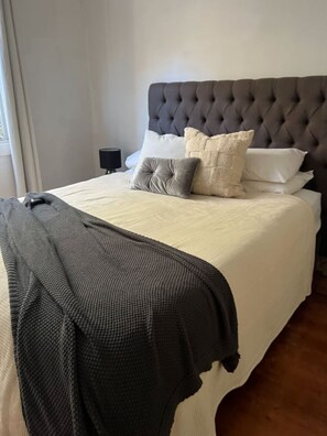 5 bedrooms, iron/ironing board, WiFi, bed sheets