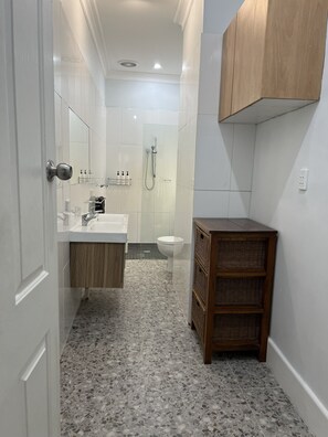 Shower, jetted bath, hair dryer, towels