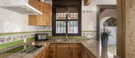 Deluxe Apartment, Pool View | Private kitchen