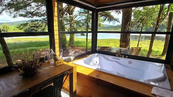 Chalé, vista para o lago | Área de estar