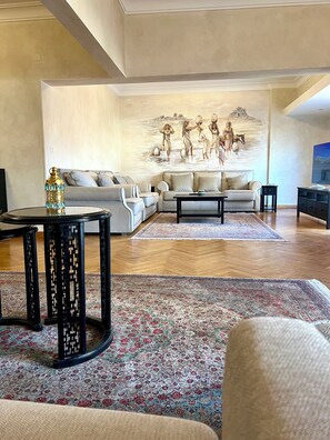 Smart TV - Cairo Luxury Apartments on the Nile, next to the Four Seasons Hotel (Giza Governorate)