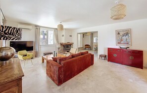 TV, fireplace - Beautiful home in Aramon (Aramon)