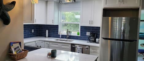 Four Ă micro-ondes, un four, surface de cuisson, lave-vaisselle