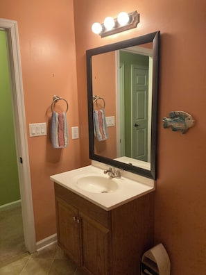 Towels, toilet paper - BR keyed different locks rent separate or together. Kitchen, lr, laundry shared (Dover)