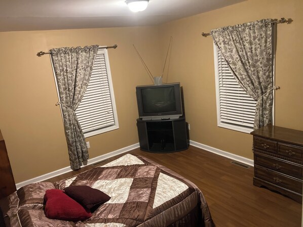 WiFi, bed sheets - BR keyed different locks rent separate or together. Kitchen, lr, laundry shared (Dover)