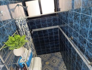 Haartrockner, Handtücher, Seife, Toilettenpapier