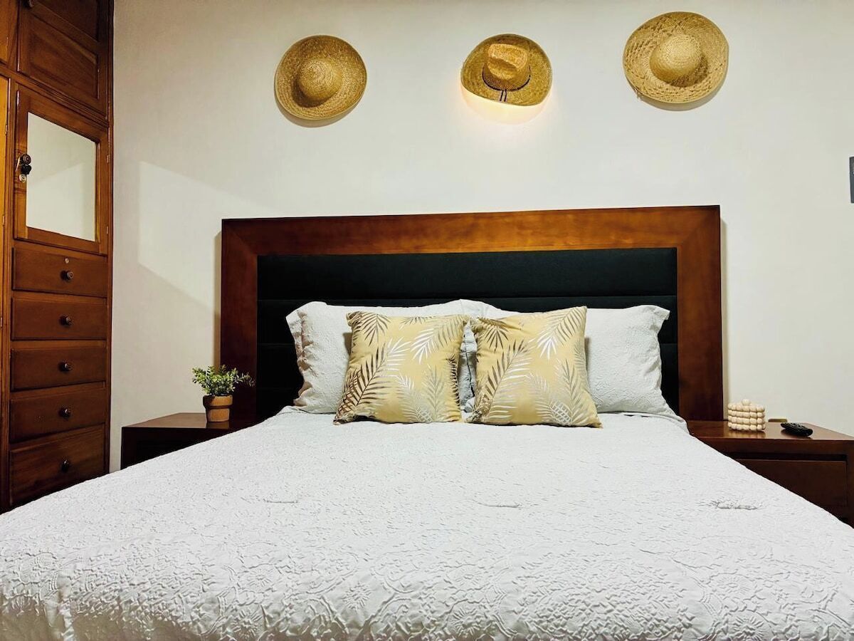 2 bedrooms, iron/ironing board, bed sheets