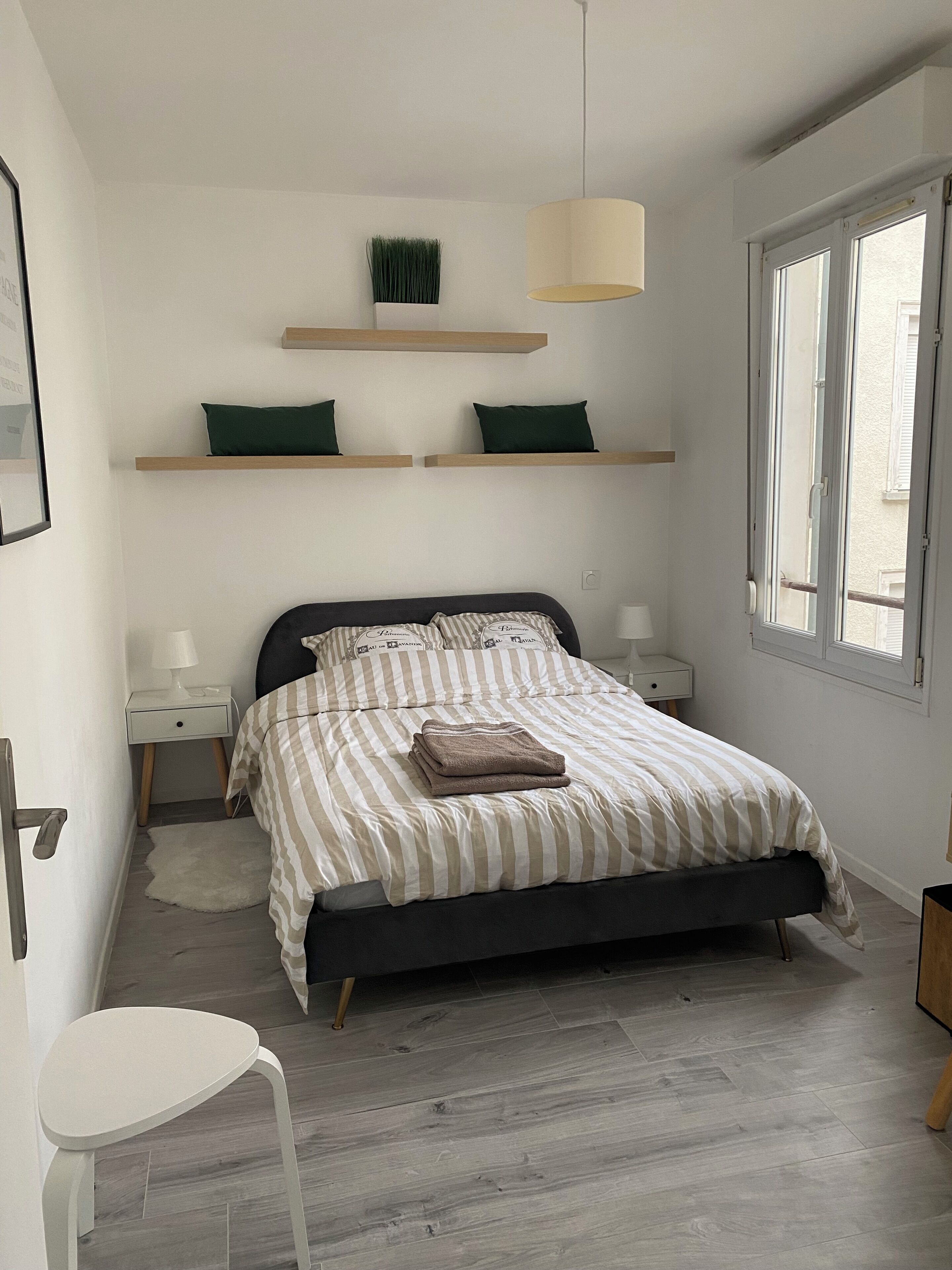 Een strijkplank/strijkijzer, wifi, beddengoed