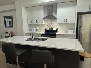 Een magnetron, een oven, een kookplaat, een vaatwasser